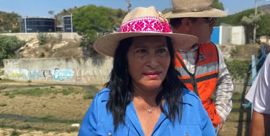 politicomx's tweet photo. 💥💰 Obra pluvial de 26 MDP falla en Acapulco y acorrala a Abelina López entre irregularidades

👉🏽 https://t.co/wmBcjM1HdM

Severos cuestionamientos enfrenta la alcaldesa de Acapulco, @AbelinaLopezR, tras el fracaso de un proyecto pluvial de 26 millones de pesos en la Costera Miguel Alemán que no evitó nuevas anegaciones. Pese a que el Ayuntamiento intentó culpar a la acumulación de basura, la propia Dirección de Obras admitió ante el Cabildo que el proyecto presentó "inconsistencias" operativas y requerirá modificaciones urgentes.

El fiasco de esta infraestructura se suma a un historial de polémicas que cercan a la edil morenista: observaciones de la Auditoría Superior de Guerrero por 898.6 millones de pesos sin comprobar del ejercicio 2023, así como una indagatoria en la Fiscalía Anticorrupción por el presunto regalo de un collar de lujo valuado en más de 200 mil pesos.