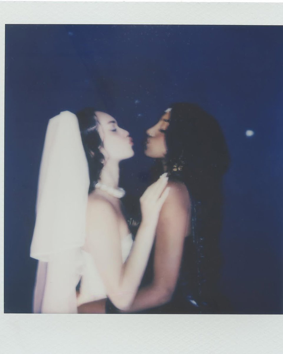 larielahive's tweet photo. i present, the holy grail of lariela pics . https://t.co/6f56saenc1