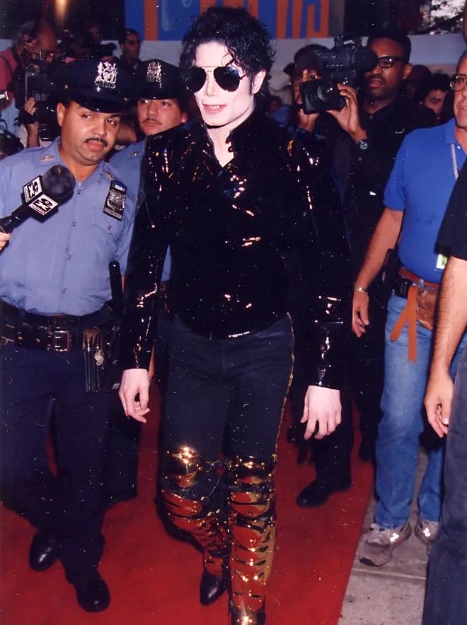 thrillerfn's tweet photo. Michael Jackson has arrived at the #VMAs . https://t.co/4Pn1A6A8py