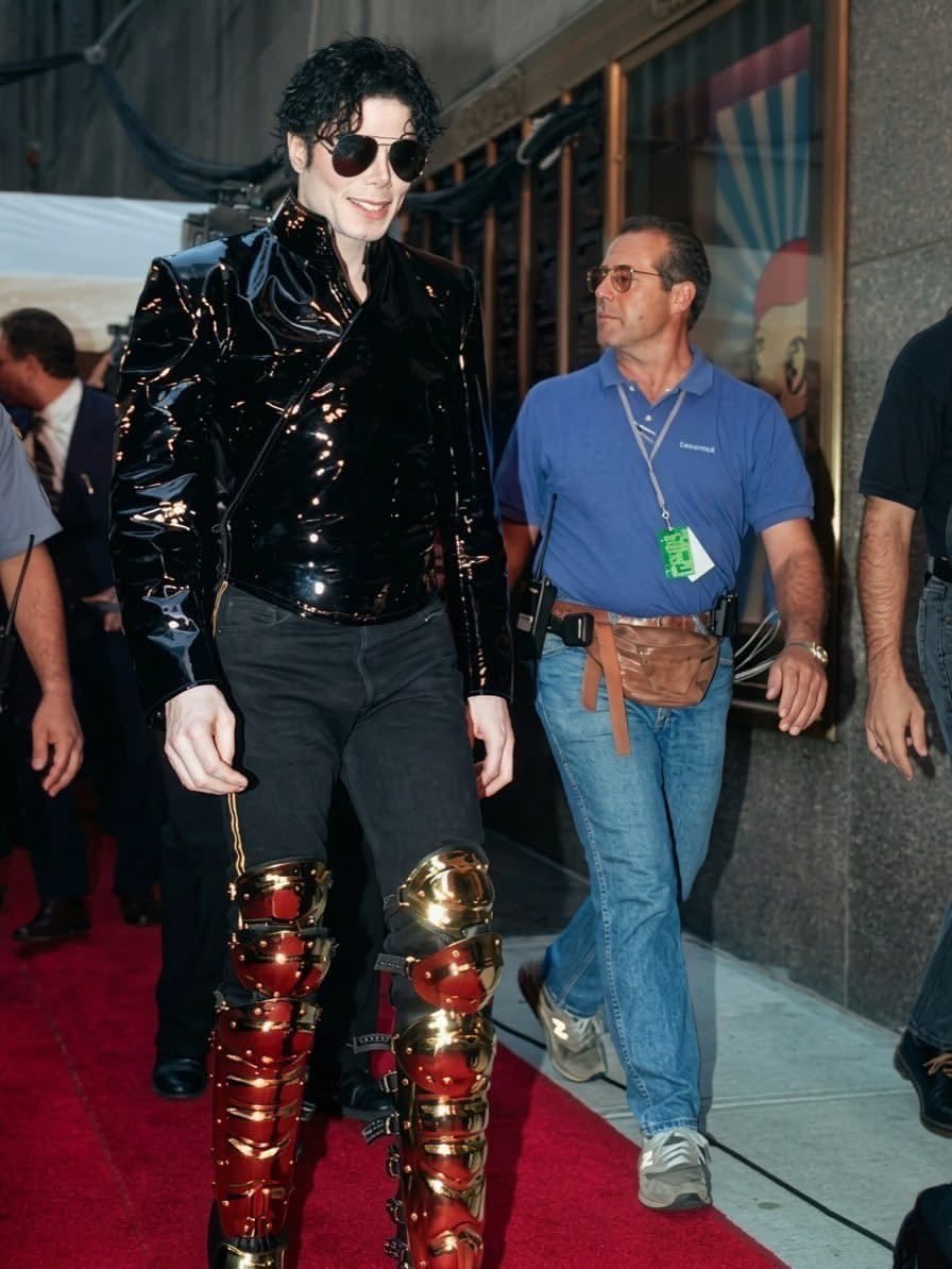 thrillerfn's tweet photo. Michael Jackson has arrived at the #VMAs . https://t.co/4Pn1A6A8py