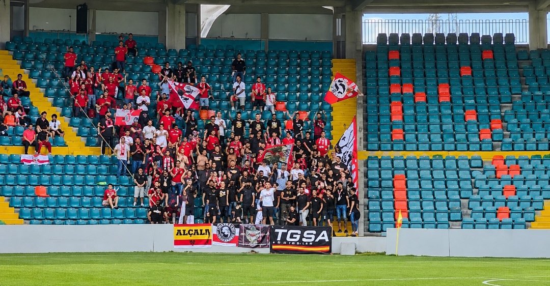 UltrasPresent's tweet photo. Brigadas Alcalaínas 🔴⚪️🇪🇸 presentes en el Estadio Helmántico de Salamanca.

(Todavía hay clubes que se comportan bien y dejan de meter las pancartas ultras y las banderas) 👏👏👏👏👏👏

Salamanca CF UDS - RSD Alcalá.
#SegundaRFEF https://t.co/UcHlrNa15R