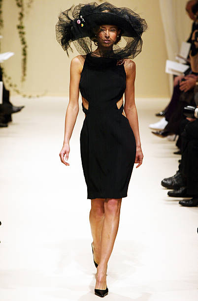 _ArchiveFashion's tweet photo. Carven, s/s 2002 haute couture https://t.co/q3ScCiLYRo