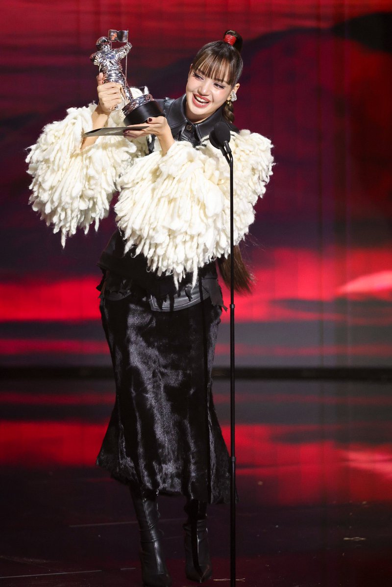 LiliesHome_'s tweet photo. Her smile😭😭😭😭❤️

@wearelloud @vmas @MTV

SAWADIKA LISA ON VMAS
#LISAisBACK_VMAS
🧁🎖️ https://t.co/Svt9aupO21