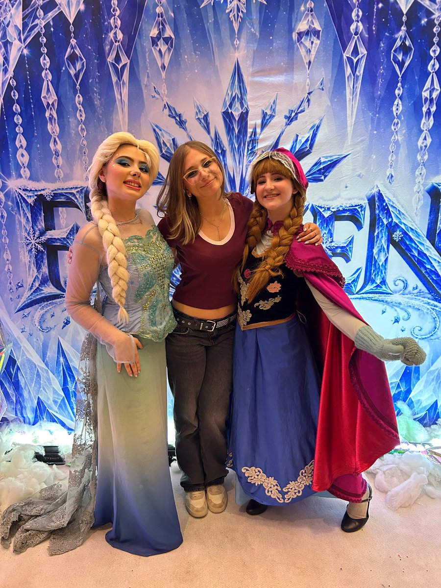 laurimhaa's tweet photo. queles cara q se emociona vendo frozen… https://t.co/cQqim3VqDQ