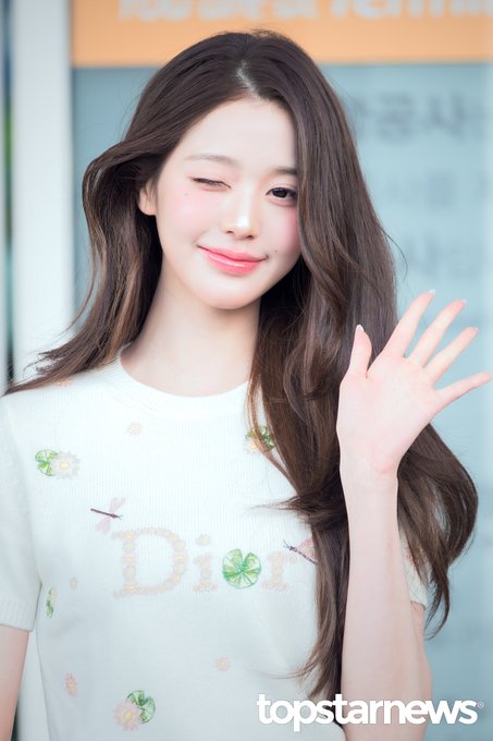 WonyoungGlobal's tweet photo. 📸 [PHOTO] 260928 Jang Wonyoung at Incheon International Airport, heading to Paris for Dior SS27 in Paris Fashion Week

WONYOUNG EN ROUTE
#ParisBoundWonyoung
#JANGWONYOUNG
#WONYOUNG
#DiorSS27 @Dior https://t.co/NzM7ii2wdg