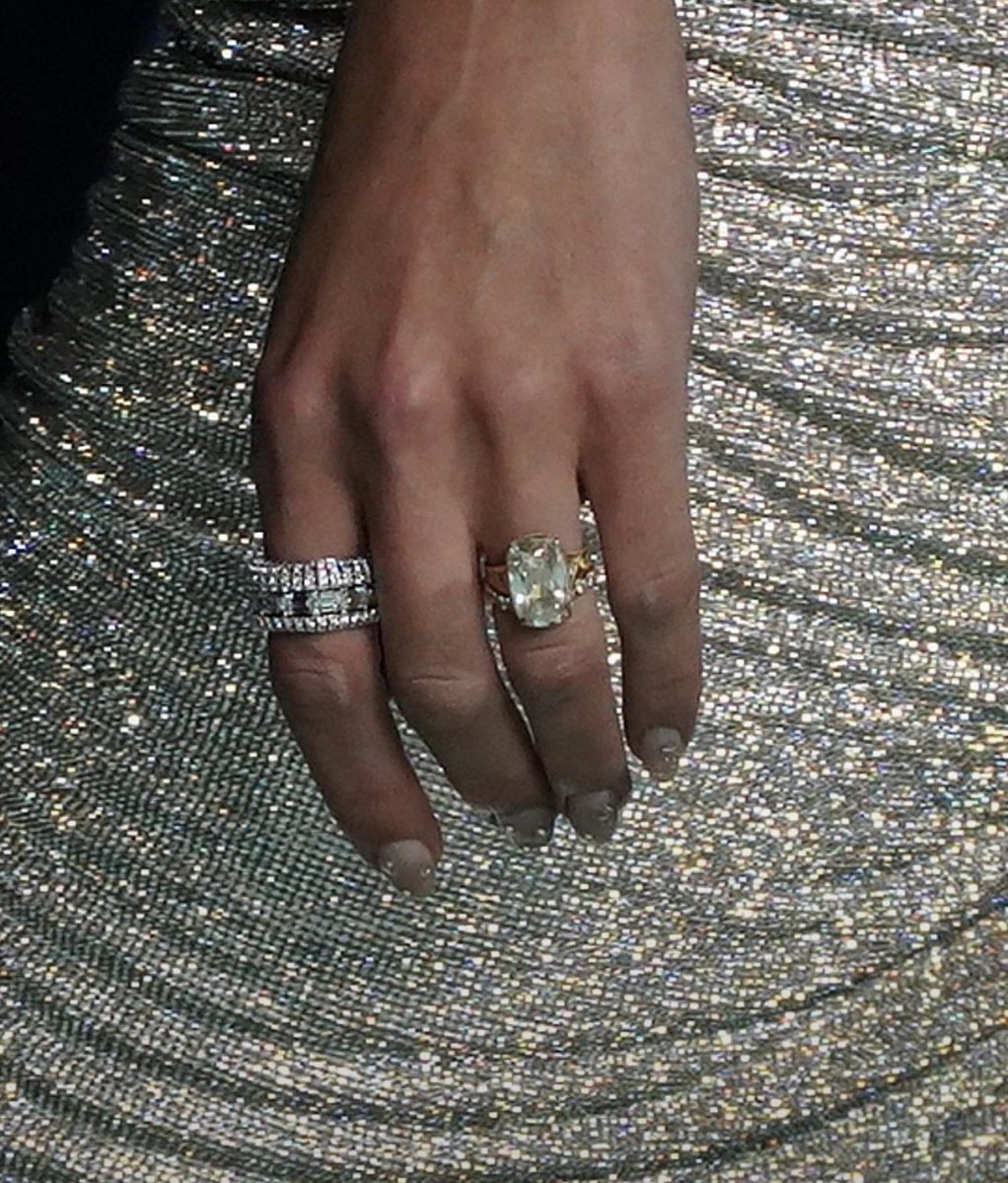 SwiftNYC's tweet photo. Taylor Swift and her ring for the #VMAs

💍💍💍💍💍💍💍💍💍💍💍💍💍 https://t.co/DLyQ8zWoUY