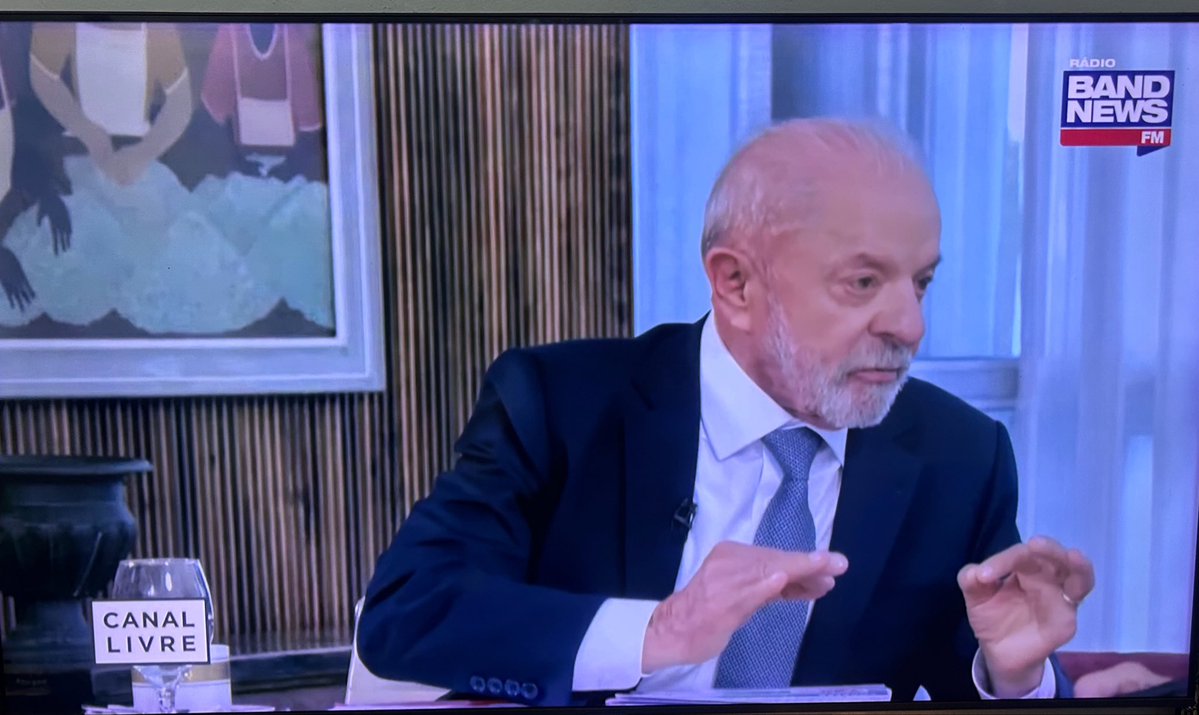 Higordopovo's tweet photo. Hoje o Lula deu a melhor entrevista desta campanha no Canal Livre, na Band, e defendeu Nossa Senhora Aparecida ao vivo para todo o Brasil e disse que não haverá segundo turno.

Ele falou sobre tudo. Mandou um recado para o Flávio Bolsonaro e afirmou que Nossa Senhora Aparecida continuará sendo a padroeira do Brasil porque ele quer e porque o povo brasileiro quer. Falou que o Vorcaro foi preso no governo dele e mandou um aviso aos influenciadores que estão saindo do Brasil para divulgar apostas esportivas (bets) no exterior: "Não adianta ir para Portugal, vocês serão presos por roubar pessoas pobres". Mandou um recado também aos clubes de futebol, questionando o fato de que o torcedor já compra a camisa original do time, paga caro pelo ingresso e é sócio-torcedor, e o clube ainda quer que ele aposte em bets para que o dinheiro vá para os clubes.
Bateu na mesa e falou que não esquece o que a imprensa fez com ele, chamando-a de leviana e manipuladora. Cobrou pedidos de desculpas da mídia por ter criado Sérgio Moro e por tê-lo acusado falsamente de corrupção. Falou sobre o feminicídio e disse que todos os dias a Janja lhe mostra casos de mulheres agredidas e mortas por homens; por conta disso, afirmou que está dispensando o voto de agressores de mulheres e que enviará projetos ao Congresso ainda este ano para endurecer as leis de proteção à mulher.
Afirmou que não vai cortar benefícios dos mais pobres para agradar à imprensa brasileira, disse que não tem medo de Trump e que possui mais prestígio no exterior do que o ex-presidente americano, a quem se referiu como um louco. Por fim, declarou que vai criar o Ministério da Segurança Pública e que colocará a Polícia Federal dentro das periferias para ocupar territórios dominados por facções ligadas a Flávio Bolsonaro.