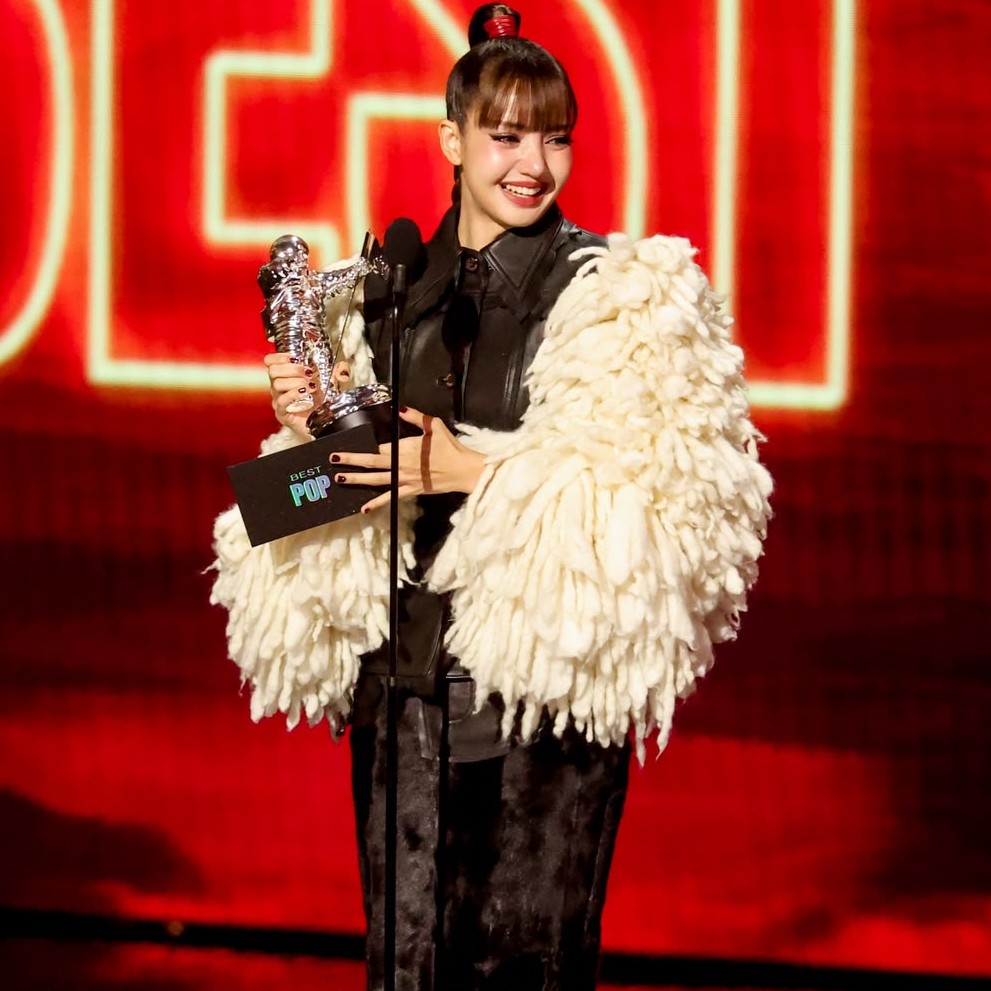 TheePopCore's tweet photo. LISA becomes the FIRST-EVER Soloist and Female Act in history to win both ‘Best K-Pop’ and ‘Best Pop’ at the #VMAs. https://t.co/MMtd3moDTl