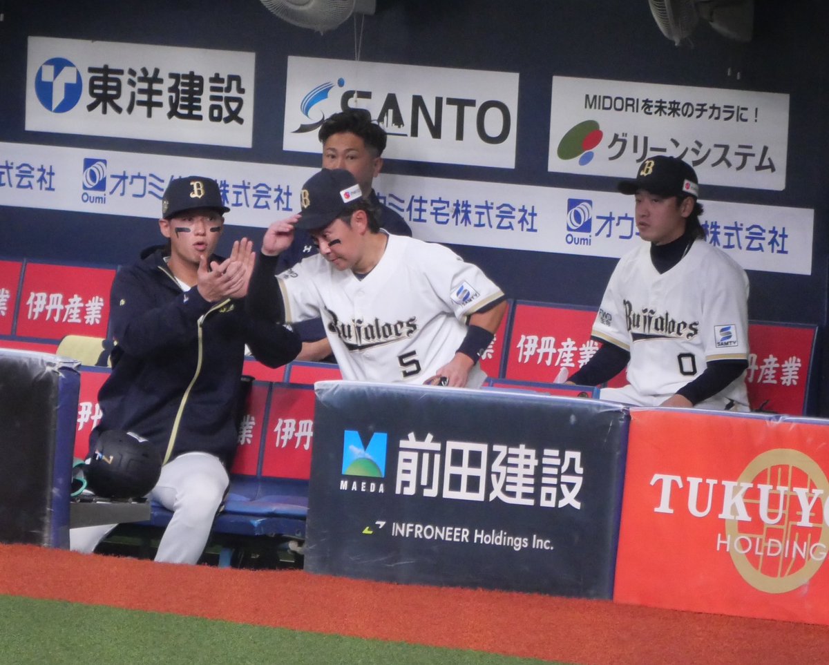 bs63370's tweet photo. 1打席目終わってなかなかまーさん
出て来れんくてはるりょで待ってた
#西野真弘 #石川亮 #渡部遼人 
#Bs2026 https://t.co/Bmr306asDb