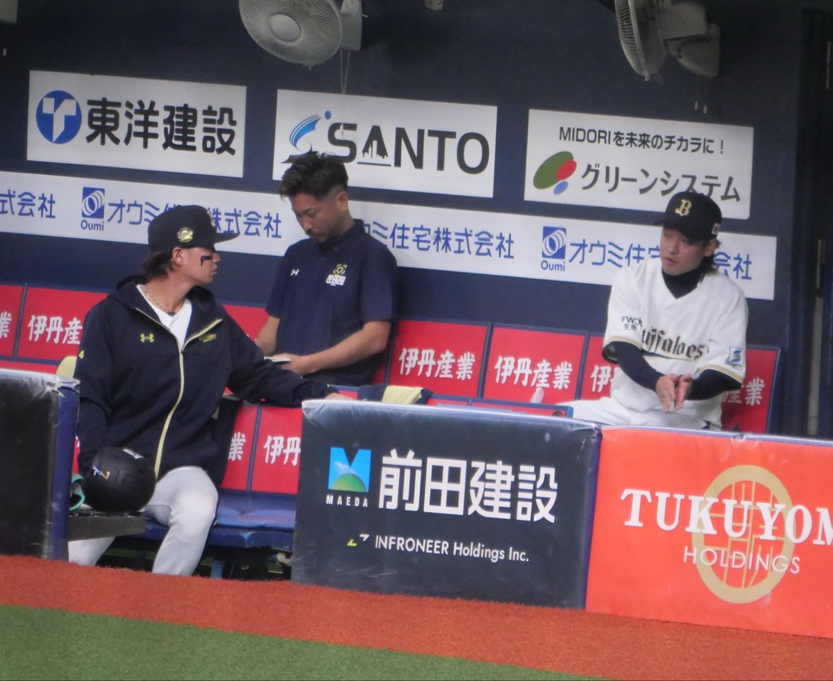 bs63370's tweet photo. 1打席目終わってなかなかまーさん
出て来れんくてはるりょで待ってた
#西野真弘 #石川亮 #渡部遼人 
#Bs2026 https://t.co/Bmr306asDb