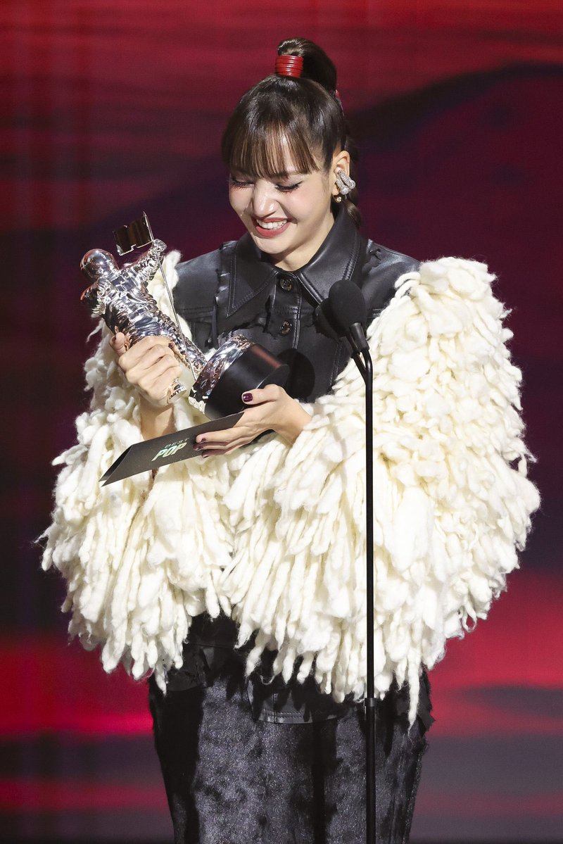 LISANATIONS_'s tweet photo. #LISA is now a 4x #VMA winner, the most awarded K-pop soloist at the #VMAs🏆🏆🏆🏆  @wearelloud 

SAWADIKA LISA ON VMAS 
#LISAisBACK_VMAs https://t.co/JZvnPKxrFg