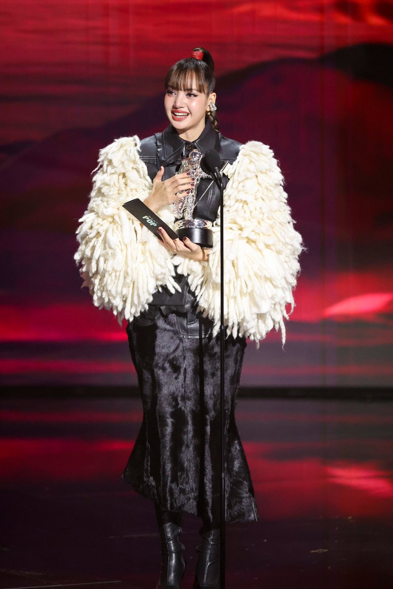 LISANATIONS_'s tweet photo. #LISA is now a 4x #VMA winner, the most awarded K-pop soloist at the #VMAs🏆🏆🏆🏆  @wearelloud 

SAWADIKA LISA ON VMAS 
#LISAisBACK_VMAs https://t.co/JZvnPKxrFg