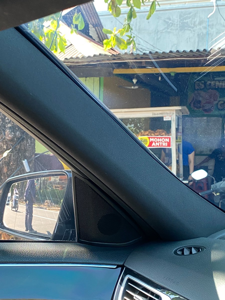 Smash1014314's tweet photo. Iseng beli gorengan Rp10 ribu, tiba-tiba muncul kang parkir.

“Prittt, Rp3 ribu, bos!” 🤣🤣

Gorengan dapet 5 biji, tapi “pungli” ala pemda Rp3 ribu. Itu 30% BOS!! 😭

Bukan soal nominalnya, tapi ini jualan gorengan pakai gerobak, cendol juga pakai gerobak 🤙🏼🤙🏼 Emang layak segitunya?

Bayangin lagi lewat, pengen beli tahu satu Rp2 ribu, terus naik motor dan harus bayar parkir Rp2 ribu juga.

Yang kenal walikota atau anaknya, tolong disampaikan yaa.