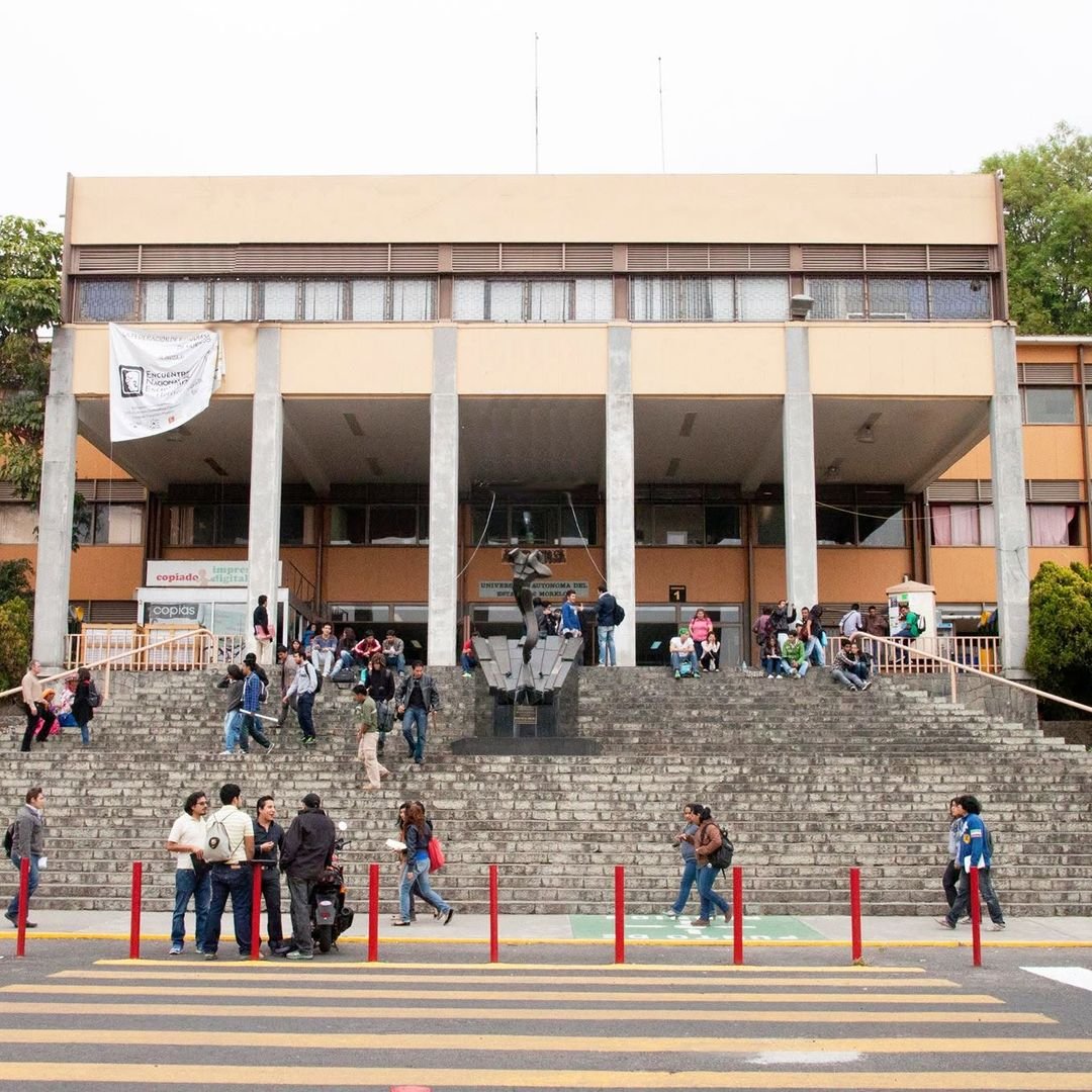 Juan_OrtizMX's tweet photo. 🗳️📌 DOS ESTUDIANTES DE LA UAEM FUERON ASESINADOS EN CUERNAVACA

Dos adolescentes de la Preparatoria 2 de la Universidad Autónoma del Estado de Morelos fueron asesinados durante un ataque armado.

Christian Shamed y Gael convivían con otras personas después de una fiesta de cumpleaños en la colonia Chulavista.

Hombres armados llegaron y dispararon contra el grupo.

Otro joven resultó herido.

La comunidad académica de la UAEM viene padeciendo un alto de nivel de violencia.

Desde abril de 2025 habían sido asesinadas cinco alumnas:

📍 Aylin Rodríguez Fernández, estudiante de Psicología.
📍 Kimberly Joselin Ramos Beltrán, de Contaduría y Administración.
📍 Karol Toledo Gómez, estudiante de Derecho.
📍 Michelle Itzayana Fuentes Calderón, alumna de preparatoria.
📍 Claudia Tacoronte Aguilera, estudiante española de intercambio asesinada apenas el 12 de septiembre.

Con Christian y Gael, son al menos siete estudiantes de la UAEM asesinados desde abril de 2025.

La propia universidad ya dijo que “la indignación ya no basta” y exigió a la Fiscalía de Morelos esclarecer el nuevo ataque.