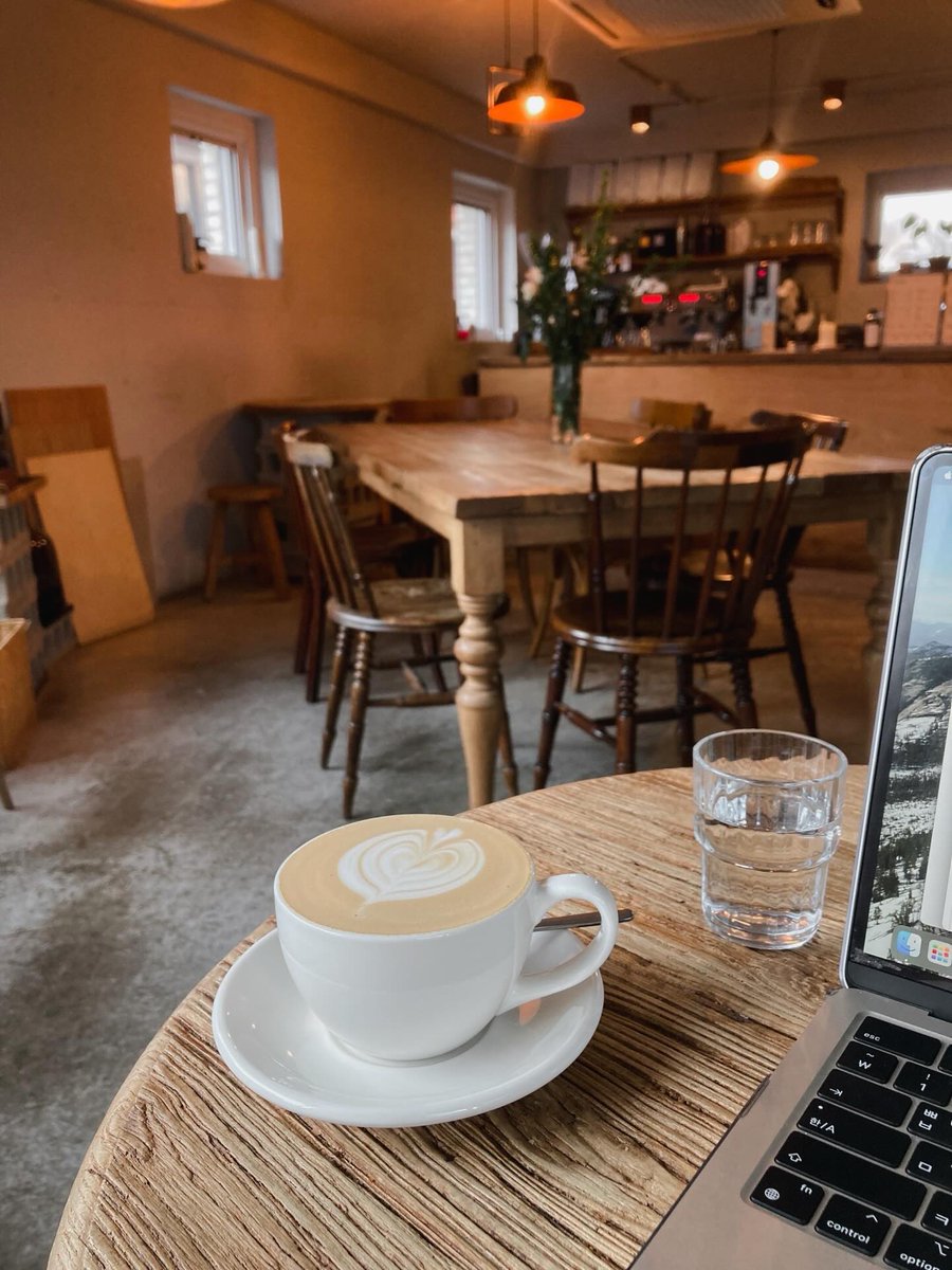 paulng99's tweet photo. Sáng Thứ 2, tìm được quán cafe nhỏ vắng người, ly latte nóng latte art hình trái tim, mở laptop ra ngồi viết.

Quán ấm, đèn vàng, ghế gỗ cũ kiểu quán mà ngồi vào là không muốn đi. https://t.co/5xcpGvUyxT