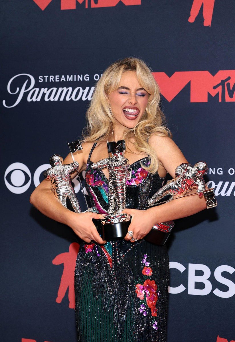 charts_sabrina's tweet photo. Sabrina Carpenter is now a 5x #VMAs winner. https://t.co/1idwncKlH0