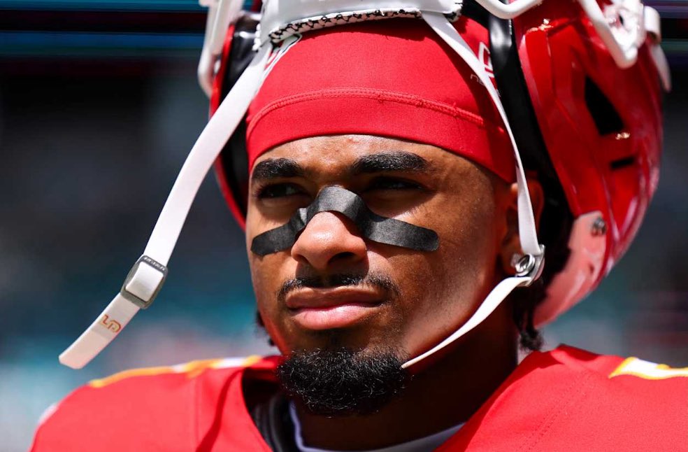 Daily_Chiefs_'s tweet photo. Mansoor Delane through the first 75 snaps of his NFL career: 👀🔥

💥 9 tackles
🧱 3 run stops
🚫 1 PBU
🎯 1 INT

And he’s barely gotten started.

The Chiefs have found their star at cornerback. 😈 https://t.co/WPjchr4J1G