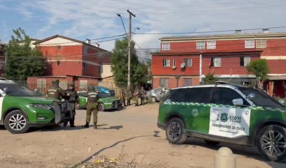 GAMBA_CL's tweet photo. Celebra el Frente Amplio: Venezolano dejó en riesgo vital a Carabinero tras acribillarlo en Lo Espejo https://t.co/4xBa9dhxBa https://t.co/P2IRr4SEbC