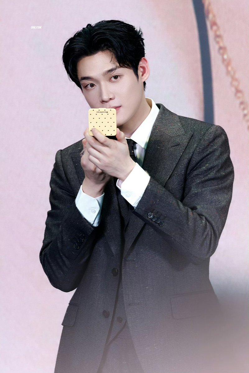 nlhuuhnagn's tweet photo. [HD] 260927 Kim Yoon Sik Mooekiss event in Changsha Hunan

Trả job có tâm cỡ này mà 🧚🏻‍♀️ I love my job điển hình 😙

Cr: Onlysik &amp; Ondee_9801

#KimYoonSik
#김윤식 https://t.co/RwZqd1Ai4u