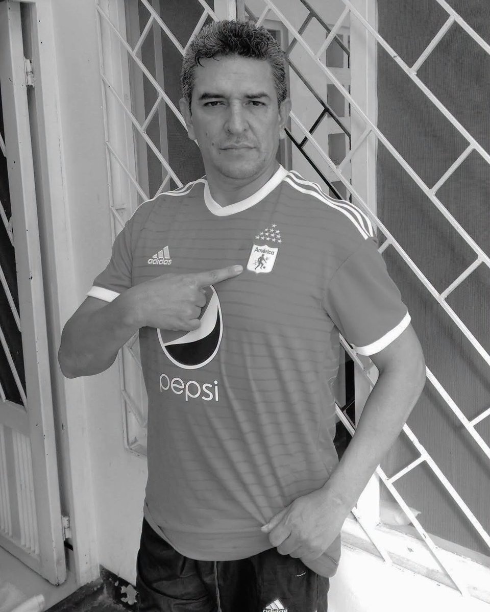 lavozdeyopal's tweet photo. El municipio de #Aguazul está de luto por el fallecimiento de Gustavo Adolfo Pérez Aranguren, docente de la institución educativa San Agustín.

Pérez Aranguren era también un reconocido aficionado al fútbol y fiel seguidor del América de Cali, equipo que llevaba en el corazón. https://t.co/S6Ch9Uu7sT