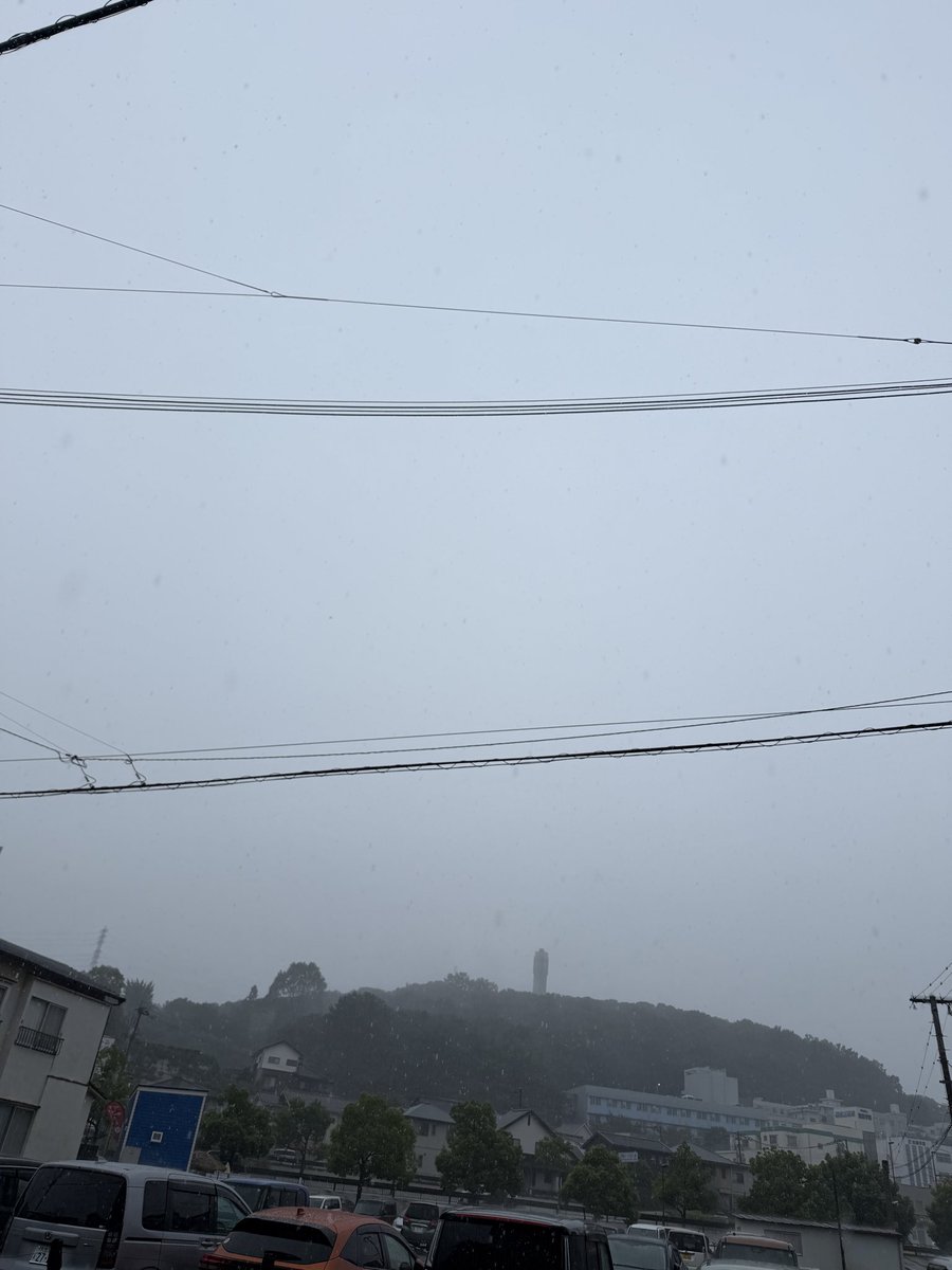 MVSP_Q's tweet photo. おはようございます！
今日の大分市の天気は曇り時々雨☔
という予報でしたが、土砂降りですね😲
足元転びやすいので気をつけていきましょう！
今日もよろしくお願いします。

#企業公式アカウントが毎朝地元の天気を言い合う https://t.co/LaWZIHRFx0