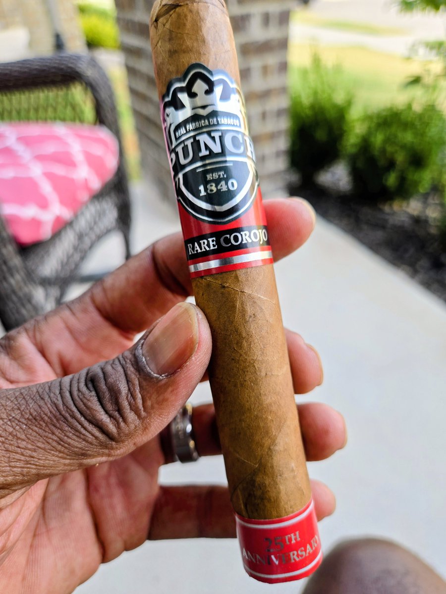 AntMan2270's tweet photo. PUNCH 25TH ANNIVERSARY RARE  COROJO This stick was recommend to me to tryout and I must say it's a banger. It has a awesome flavor profile with some good notes.#cigar #cigars #cigarlife #cigarlovers #cigarshow #cigaraficionados #cigarpop https://t.co/iPPHAQZ50q