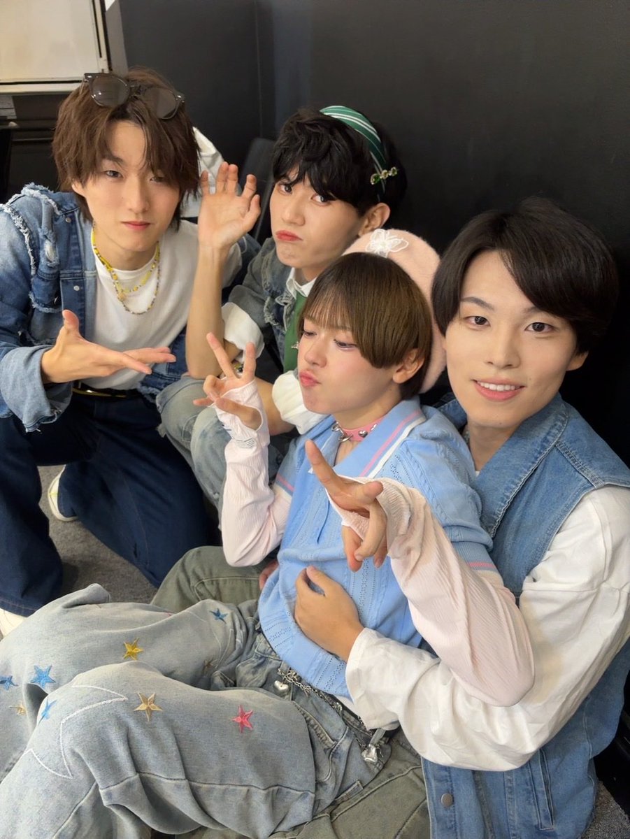 kiravita_daiki's tweet photo. そういえば新衣装公開されたから アー写の時のオフショット載せれちゃうじゃーん？？？

撮影待機組幼稚園すぎた📛🖍 https://t.co/4iglG65r9f
