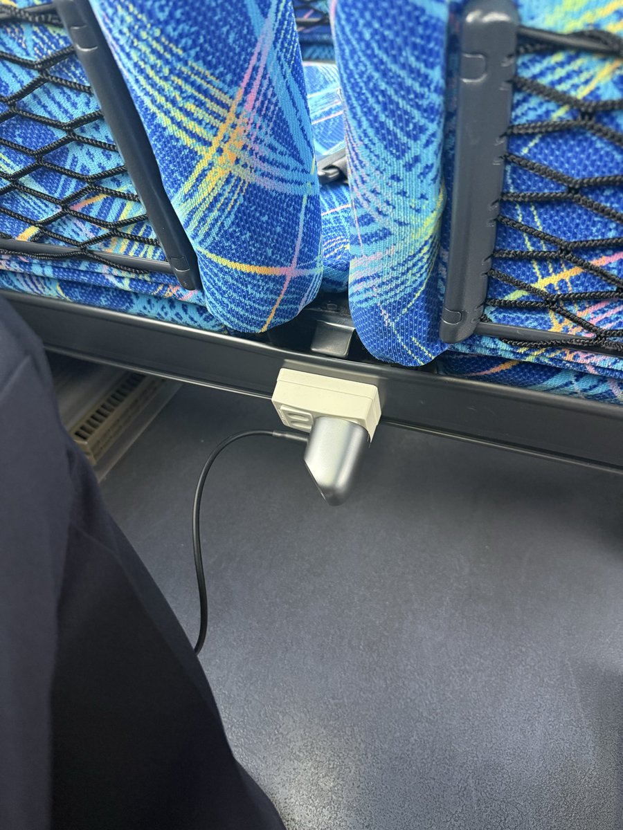 aloha5021's tweet photo. 大阪伊丹空港からリムジンバス乗車
出発にギリ間に合って一路大阪上本町へ
近鉄バスの見た目昭和の車載コンセント
何故か充電できず…😞 https://t.co/iAny9oz9eb