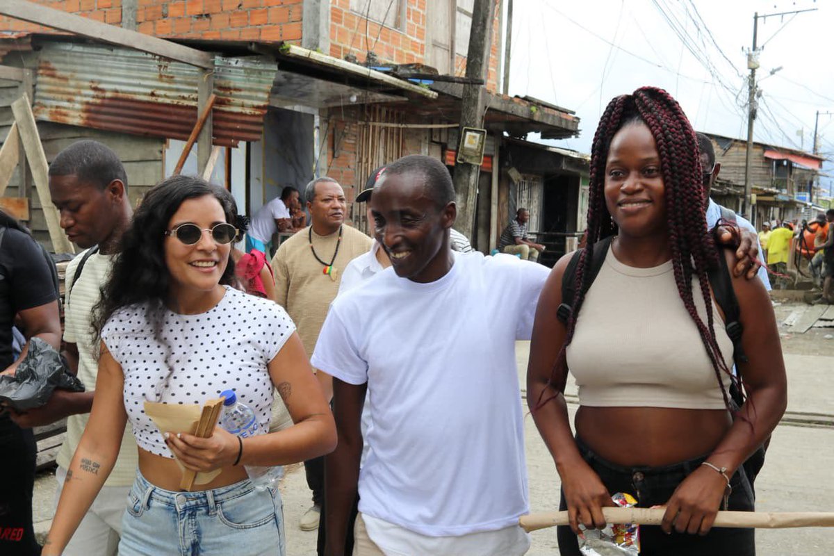 Paola_Dharo's tweet photo. 📍#Buenaventura En el Pacífico me recargo con mi gente. Vamos a construir poder territorial en el 2027. Como sabemos hacerlo en la calle y sin bots. @PactoCol https://t.co/Zut41fvoo5