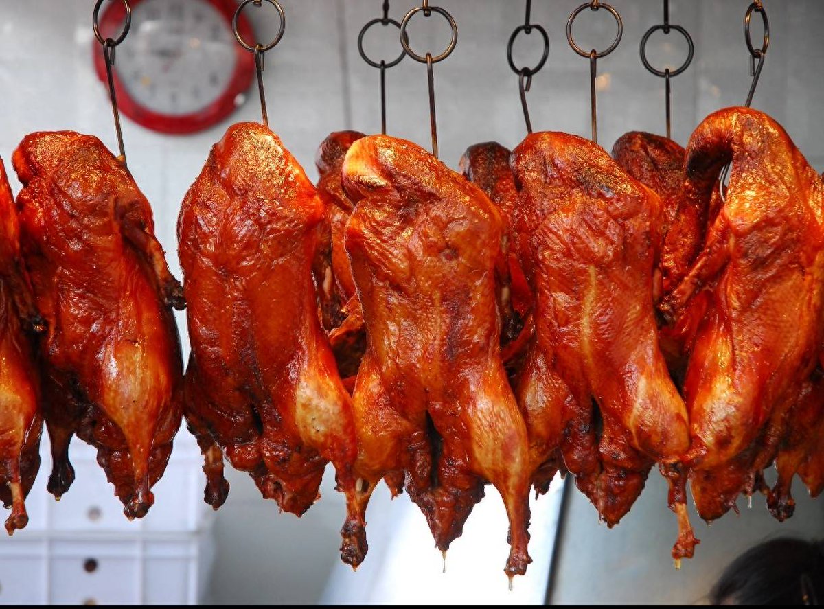 fakkkkkkker's tweet photo. Hey guys! We’ve got a fierce deal for you at Xiong Gou Mall, run by Tan, and guess what The roasted duck here is absolutely delicious! Come grab it! https://t.co/FD7VUm6Tqu