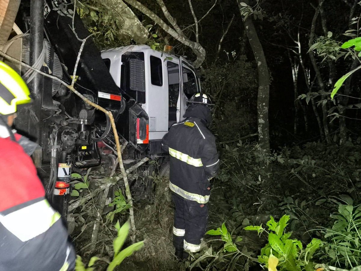 lavozdeyopal's tweet photo. El conductor de un camión fue rescatado por el Cuerpo de Bomberos #Tauramena, luego de perder el control del vehículo, salirse de la vía e impactar contra árboles y un alambrado en el sector de Agua Blanca.

https://t.co/q8RJ6zfC2b https://t.co/R4NxpW4gGd