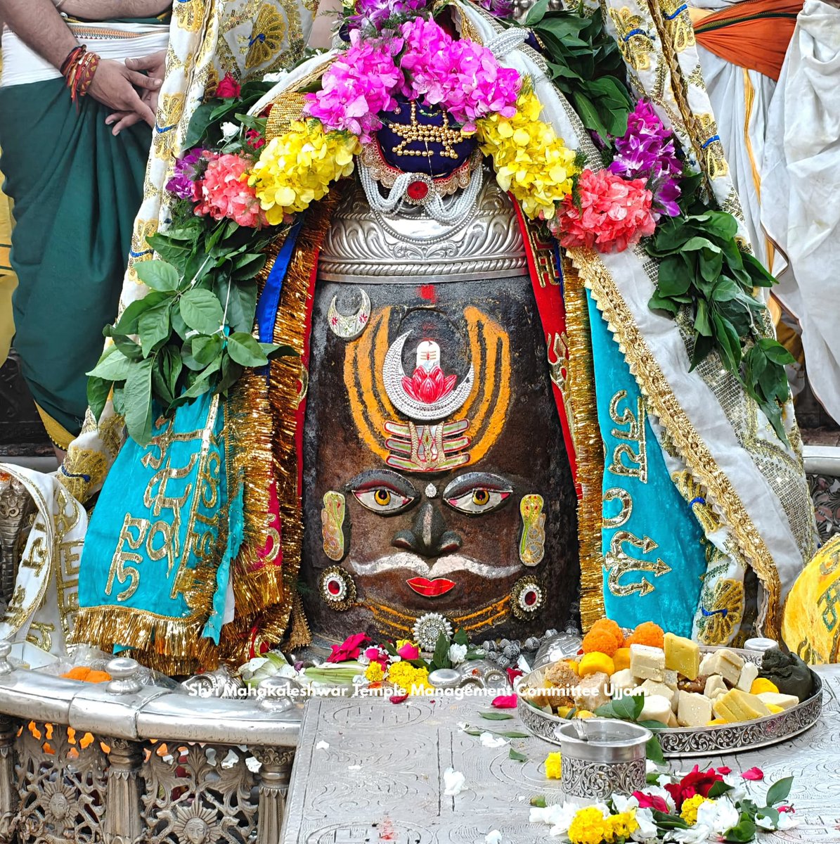 ravisen0734's tweet photo. जय श्री महाकाल
श्री #Mahakaleshwar ज्योतिर्लिंग का आज का भस्म आरती श्रृंगार दर्शन 28/09/2026 (सोमवार)
.
#Ujjain |  #mahakal | #महाकालेश्वर https://t.co/Bb4MaSU1r9