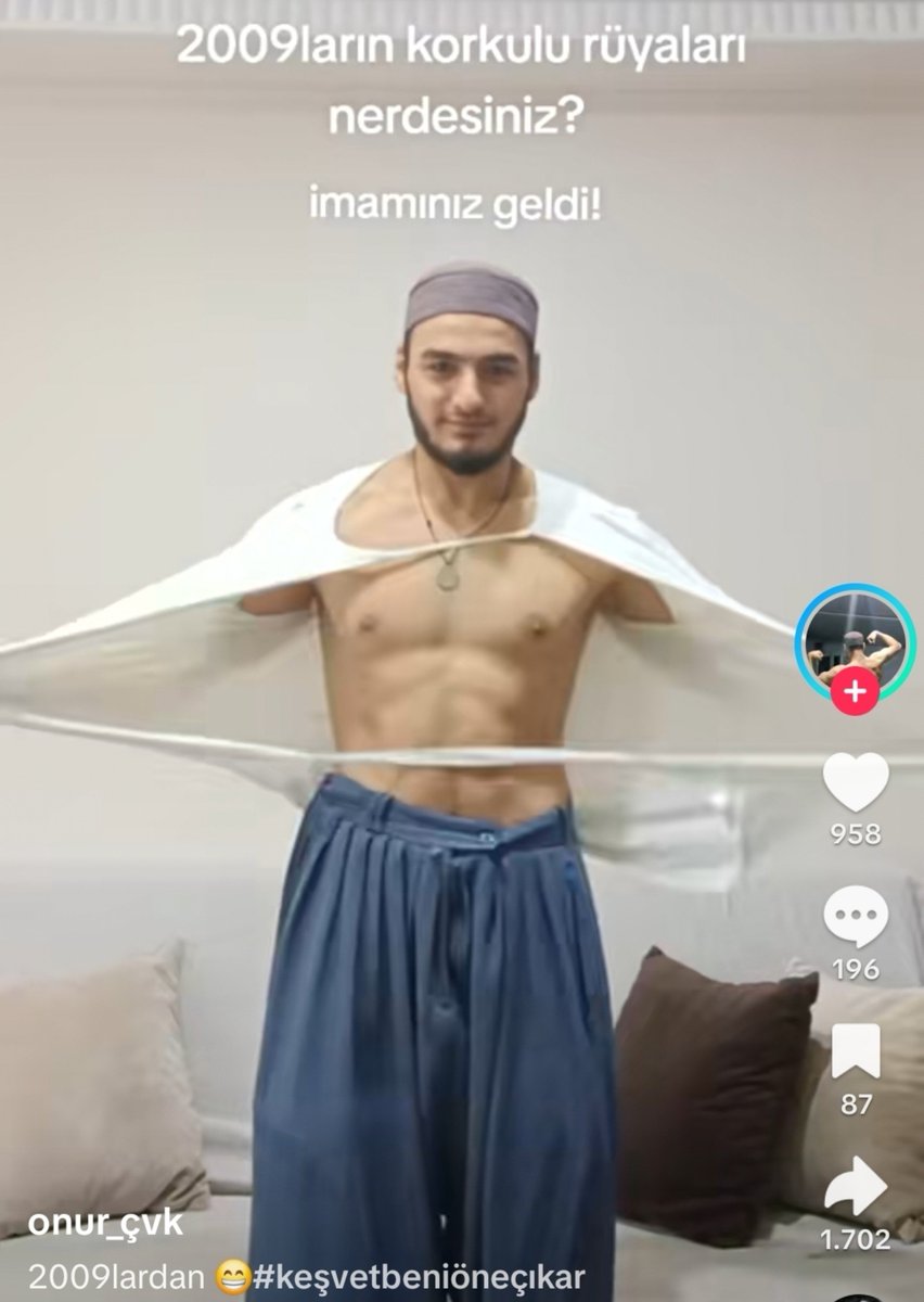 mikasackermaann's tweet photo. kadinlarin boynunu acik gorunce kuduranlar tiktokda tisort yirtiyo😂 https://t.co/O9kCQ6Ibps