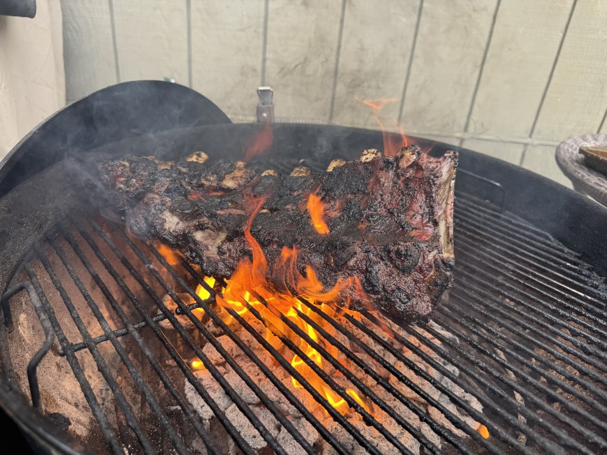 bPardini10's tweet photo. Time to rest. Beef ribs over fire: I was flipping these almost every minute https://t.co/BFiZOEYH7P