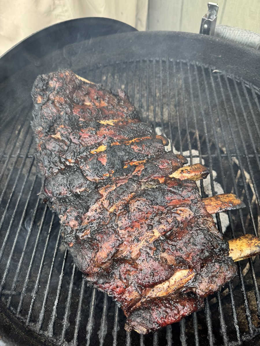 bPardini10's tweet photo. Time to rest. Beef ribs over fire: I was flipping these almost every minute https://t.co/BFiZOEYH7P