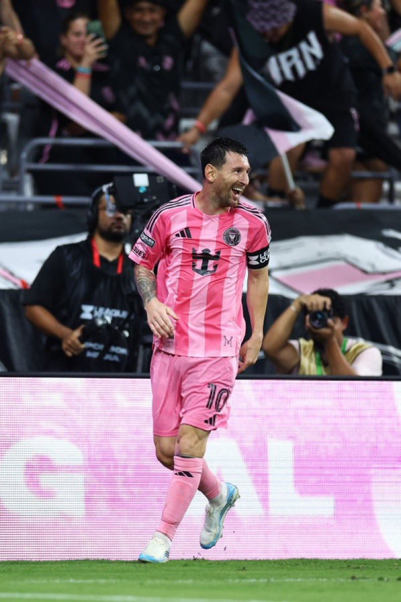 _DynamiteJeph's tweet photo. Media did Ronaldo dirty 😭 they pushed him to think he can compete with this beast now the great things he has achieved are seen as peanuts 😭😭 https://t.co/r9OJk7YGNj