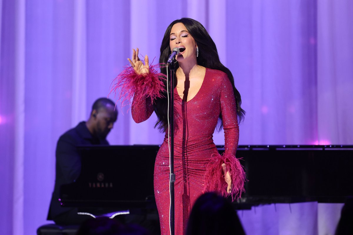 MTV's tweet photo. Not a dry eye at the #VMAs, as @KaceyMusgraves performs "I Will Always Love You" to honor Dolly Parton 🥹 https://t.co/nRxIk20V6Z