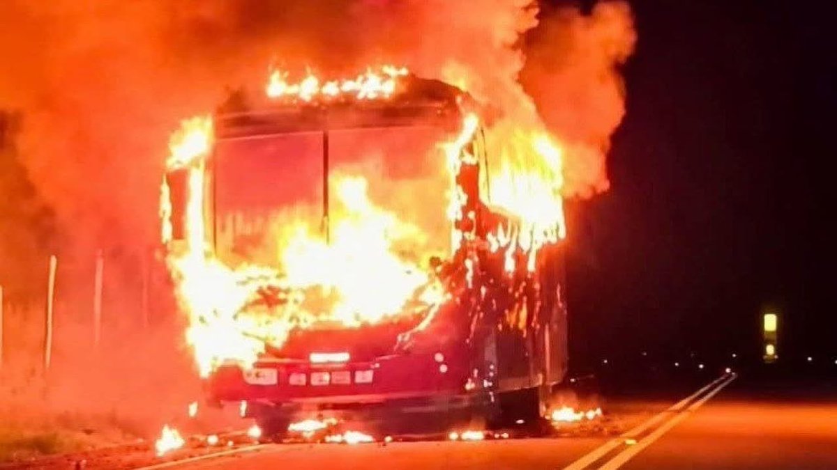 lavozdeyopal's tweet photo. Autoridades investigan la incineración de un bus en jurisdicción de #Sabanalarga.

https://t.co/rMLXqn7Dbi https://t.co/5oWvieFkPw