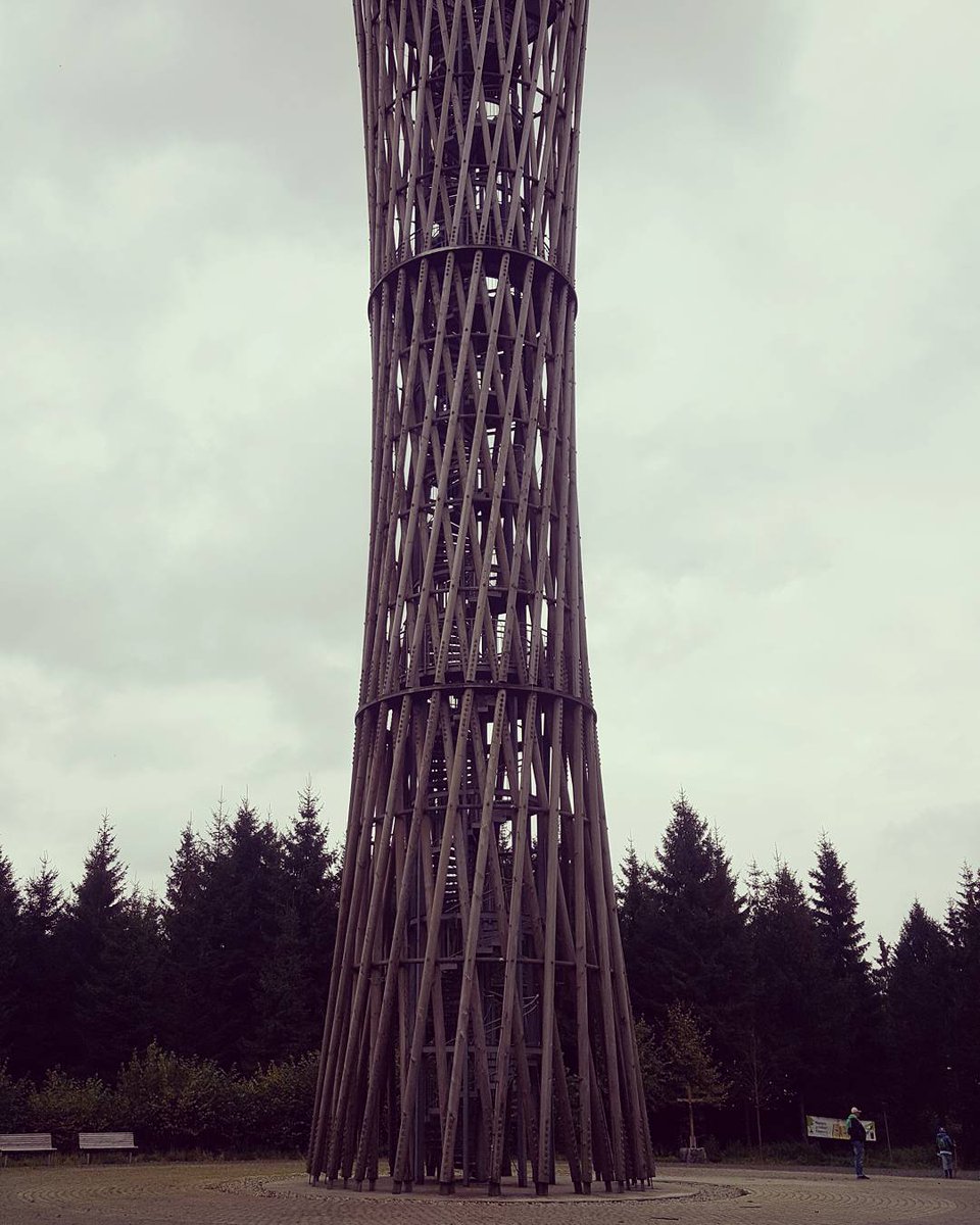 patricia897's tweet photo. Mitten im Wald plötzlich erschienen... #meschede #sauerland #wanderlust #heimatliebe #sun #sonne #vakantie #nature #outdoor #autumn #herbst #sport #sports #höhe #höhenweg #lörmecke #stimmstamm #hike #pictureoftheday #hiking #aussicht #aussichtsturm https://t.co/thu1alsS7u