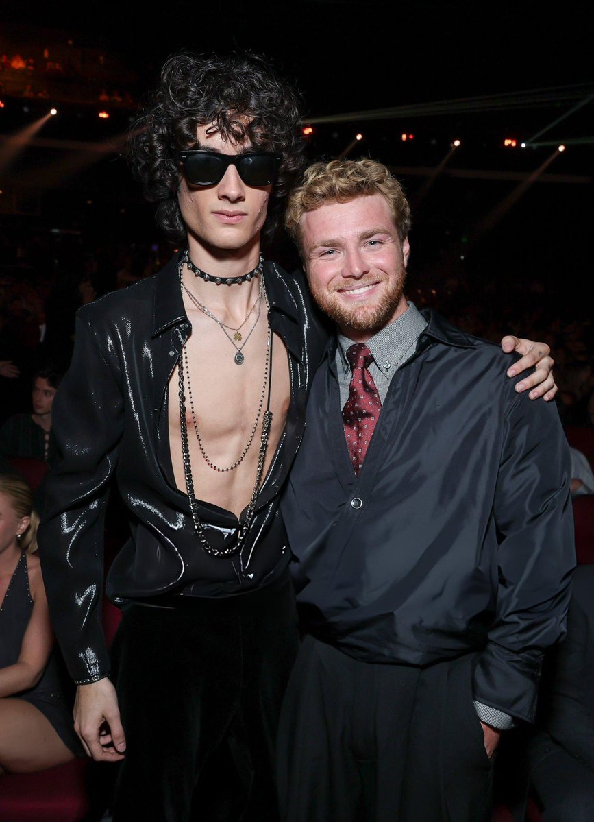 AlexWarrenAR's tweet photo. Alex Warren junto a SOMBR en los VMAs 2026. https://t.co/OgOOxj8NOP