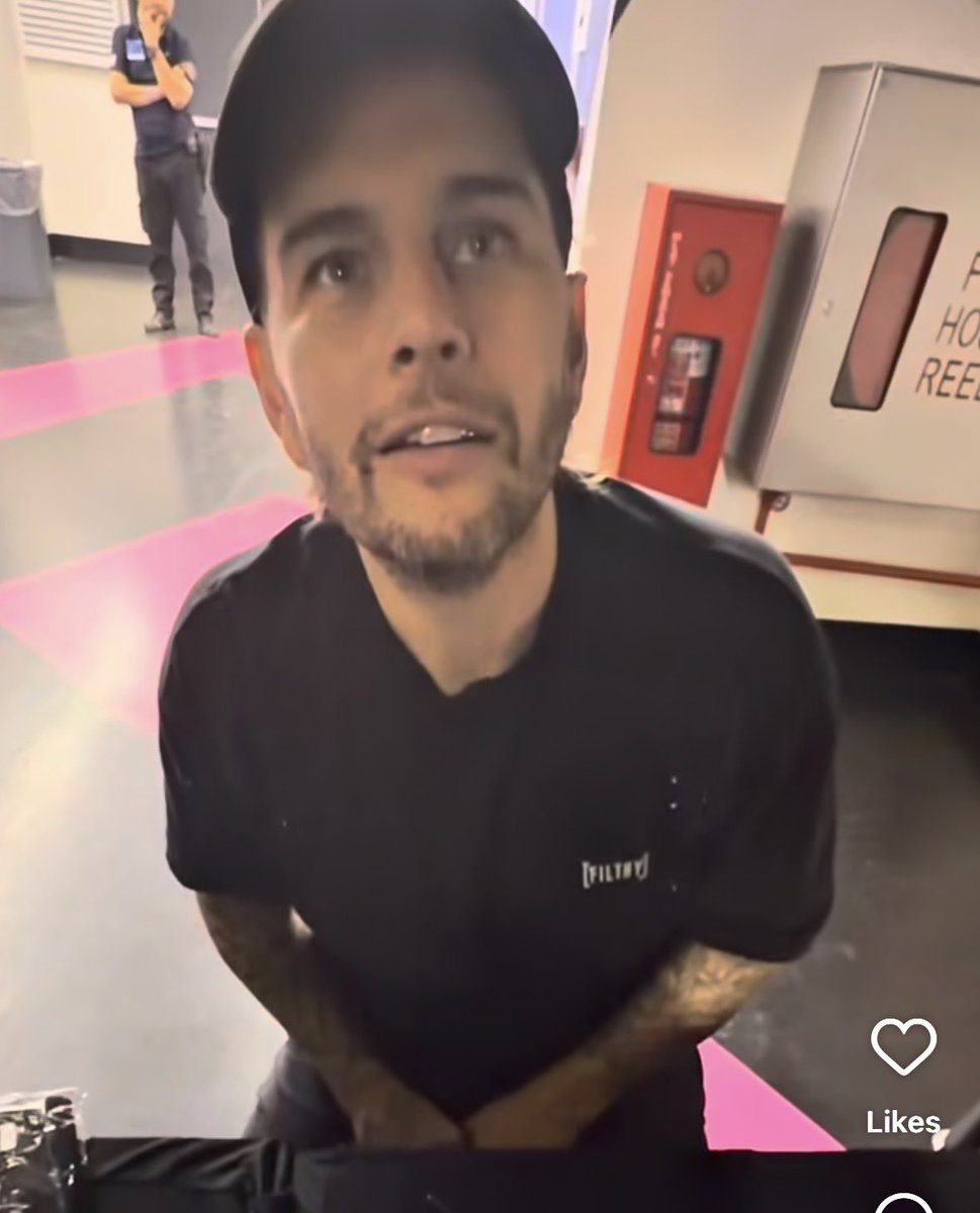 hailtothesyn's tweet photo. can I really be blamed for fumbling so hard when talking to matt when THIS is what I’m face to face with!!! I’m only a girl you guys https://t.co/cNH1Uj8o7m