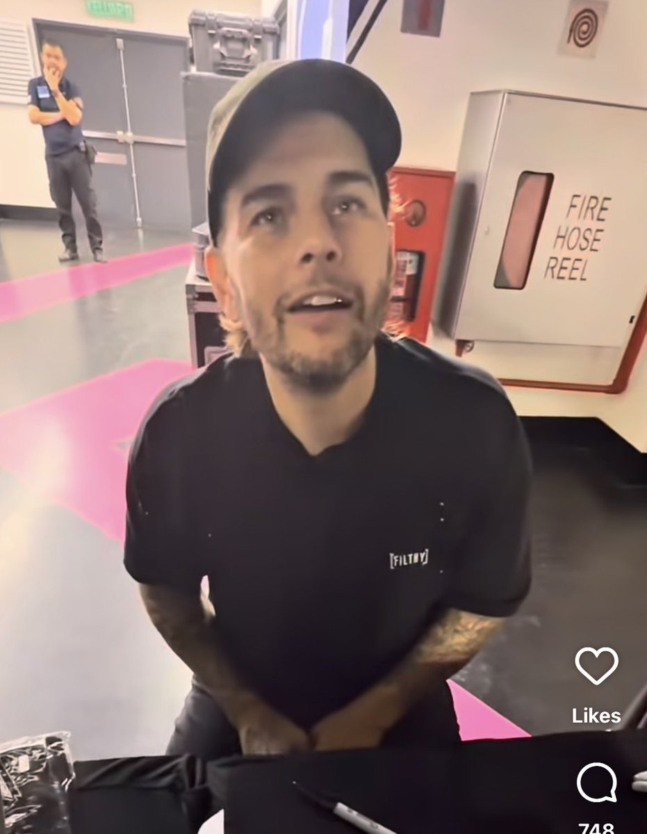 hailtothesyn's tweet photo. can I really be blamed for fumbling so hard when talking to matt when THIS is what I’m face to face with!!! I’m only a girl you guys https://t.co/cNH1Uj8o7m