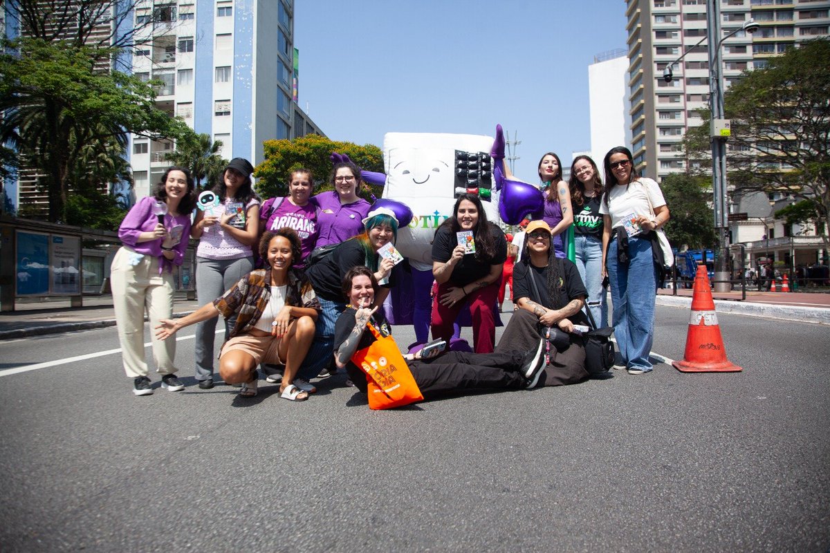 ARMY_HTP's tweet photo. ARMY, que domingo animado! 💜

Hoje as nossas ADMs estiveram na Paulista celebrando o festival da democracia ao som de BTS, com direito a DJ, brindes, muita diversão e, claro, o nosso querido Votinho! 🕺🪩

E também estamos adorando ver esse movimento de colinhas sendo compartilhadas nas redes! Estamos muito felizes em ver esse movimento crescendo entre os ARMYs. 💜

Fica de olho nas nossas redes que amanhã disponibilizaremos a nossa colinha, hein! 👀

E se você ainda não fez a sua, aproveita e pesquise seus candidatos, escolha com consciência e leve sua colinha no dia da votação!

#ArmyFeatVotinho #ComebacknasUrnas #PolitizaArmy #MeuVotoNãoÉNeutro