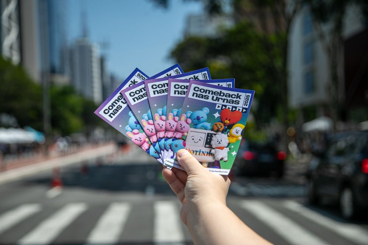 ARMY_HTP's tweet photo. ARMY, que domingo animado! 💜

Hoje as nossas ADMs estiveram na Paulista celebrando o festival da democracia ao som de BTS, com direito a DJ, brindes, muita diversão e, claro, o nosso querido Votinho! 🕺🪩

E também estamos adorando ver esse movimento de colinhas sendo compartilhadas nas redes! Estamos muito felizes em ver esse movimento crescendo entre os ARMYs. 💜

Fica de olho nas nossas redes que amanhã disponibilizaremos a nossa colinha, hein! 👀

E se você ainda não fez a sua, aproveita e pesquise seus candidatos, escolha com consciência e leve sua colinha no dia da votação!

#ArmyFeatVotinho #ComebacknasUrnas #PolitizaArmy #MeuVotoNãoÉNeutro