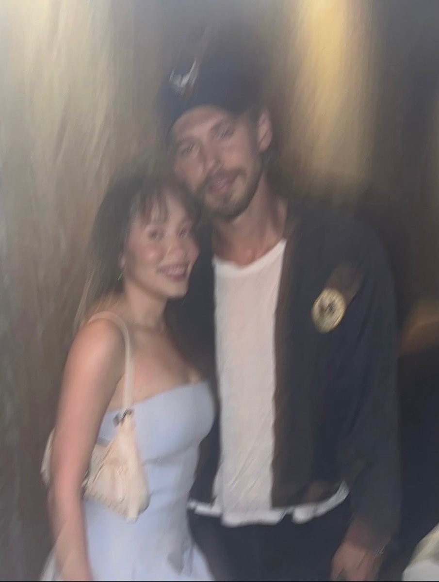 butlerbliss_'s tweet photo. Austin Butler photographed with a fan recently 📸 https://t.co/jpHrp7cqCY