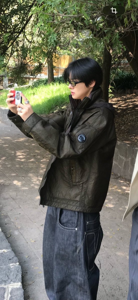 1leo_822's tweet photo. というか顔が小すぎる https://t.co/L8yb5G0I8p