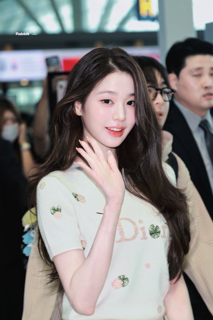 WY_JIA831's tweet photo. Wonyoung and Dior create pure fashion magic together on the iconic Paris fashion‑week runway.Dior’s classic aesthetic finds its ideal living muse in the graceful and gorgeous Wonyoung this fashion week

WONYOUNG EN ROUTE
#ParisBoundWonyoung
#JANGWONYOUNG
#WONYOUNG
#DiorSS27 @Dior https://t.co/vbXDpDh9u2