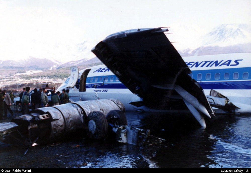 SpottersArg's tweet photo. 🇦🇷 Ayer se cumplieron 38 años del accidente del Boeing 737-287 de Aerolíneas Argentinas, matrícula LV-LIU, en el viejo aeropuerto de Ushuaia https://t.co/QL23JnMcu1
