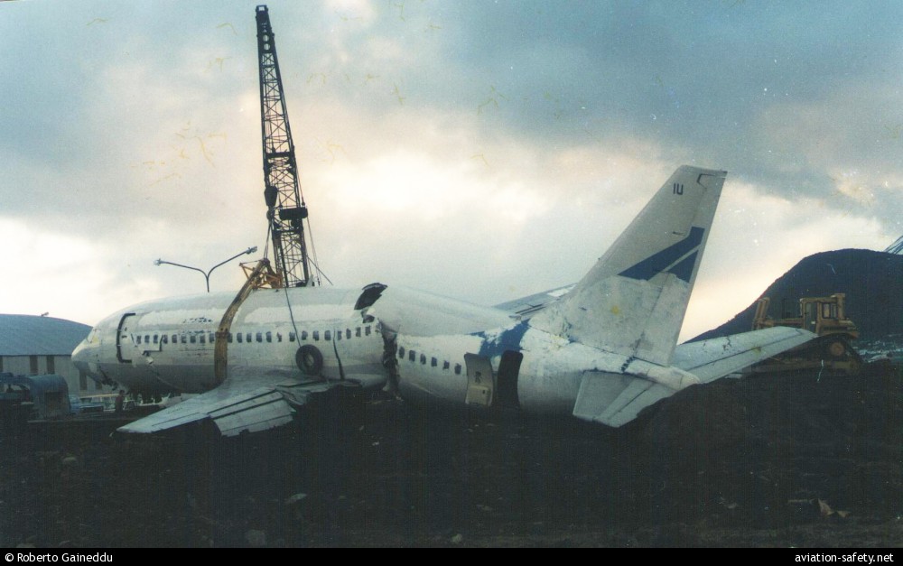 SpottersArg's tweet photo. 🇦🇷 Ayer se cumplieron 38 años del accidente del Boeing 737-287 de Aerolíneas Argentinas, matrícula LV-LIU, en el viejo aeropuerto de Ushuaia https://t.co/QL23JnMcu1