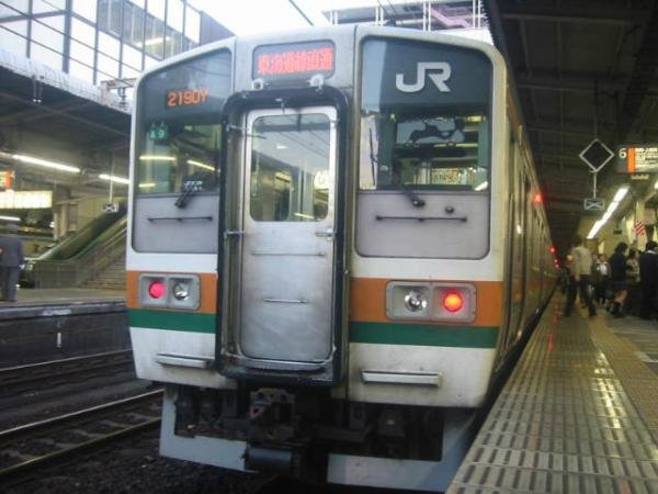 akirae233's tweet photo. 上野口にグリーン車繋げた211が走ってた事を知らない、というかウソ電認定されたとまで聞いて横転しましたけど、この辺も下手すりゃウソ電認定される感じですか？ https://t.co/AaNxxtuFYR
